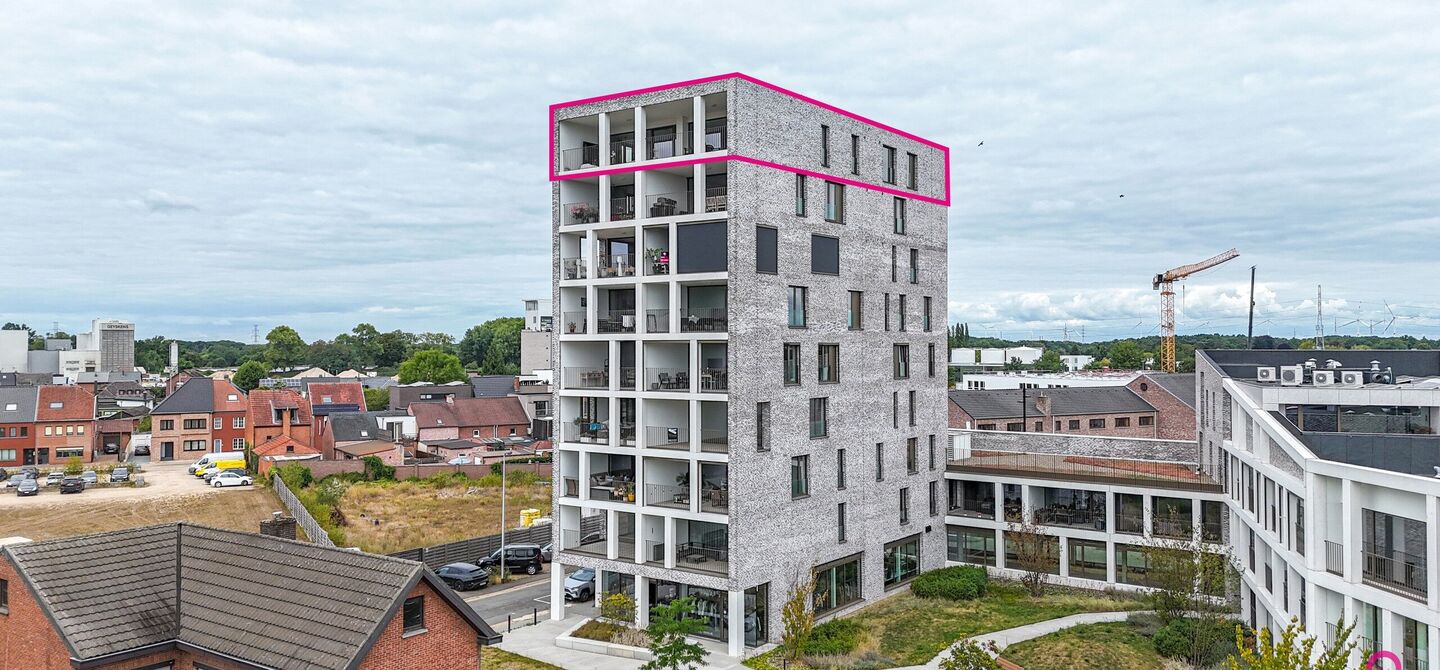 Uniek luxueus penthouse (221m²) met 2 slpks, 2 ensuite badkamers, 41m² terras en adembenemend uitzicht in centrum Beringen!

Bij ImmoFusion 7/7 “open huis” : klik op onze 3D-TOUR.
Ervaar vastgoed alsof je er zelf doorloopt!

Welkom in dit exclusieve