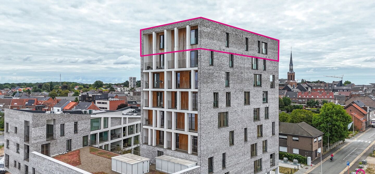 Uniek luxueus penthouse (221m²) met 2 slpks, 2 ensuite badkamers, 41m² terras en adembenemend uitzicht in centrum Beringen!

Bij ImmoFusion 7/7 “open huis” : klik op onze 3D-TOUR.
Ervaar vastgoed alsof je er zelf doorloopt!

Welkom in dit exclusieve