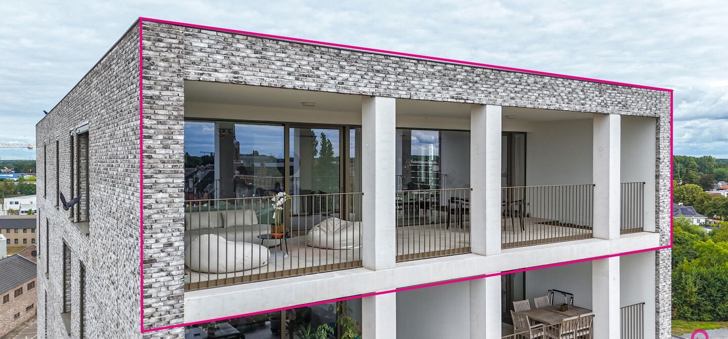 Uniek luxueus penthouse (221m²) met 2 slpks, 2 ensuite badkamers, 41m² terras en adembenemend uitzicht in centrum Beringen!

Bij ImmoFusion 7/7 “open huis” : klik op onze 3D-TOUR.
Ervaar vastgoed alsof je er zelf doorloopt!

Welkom in dit exclusieve
