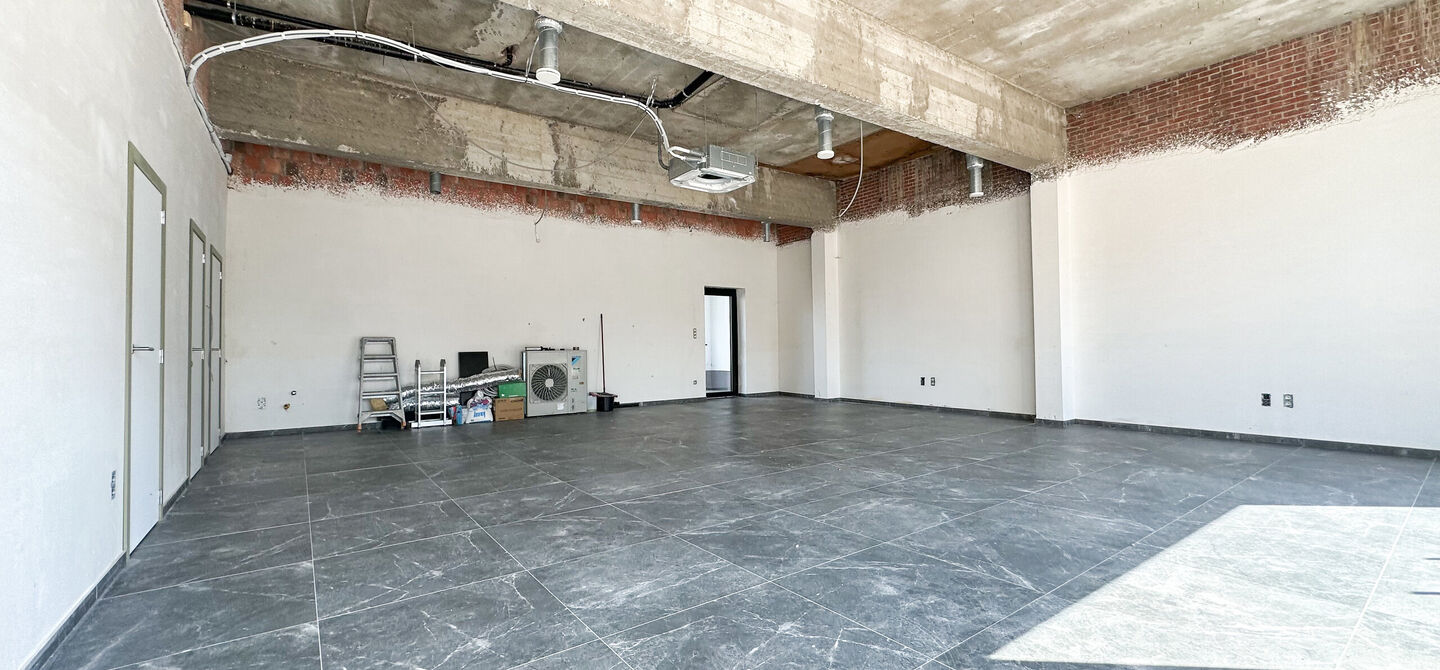 Nieuw afgewerkt handelspand van 90m² in Heppen met parkeerplaats!
Dit handelspand bestaat op dit moment uit een makkelijk in te delen rechthoek. Aan de voorzijde is het pand 9m breed, de diepte bedraagt 10m. We spreken hier dus over 90m² oppervlakte. D