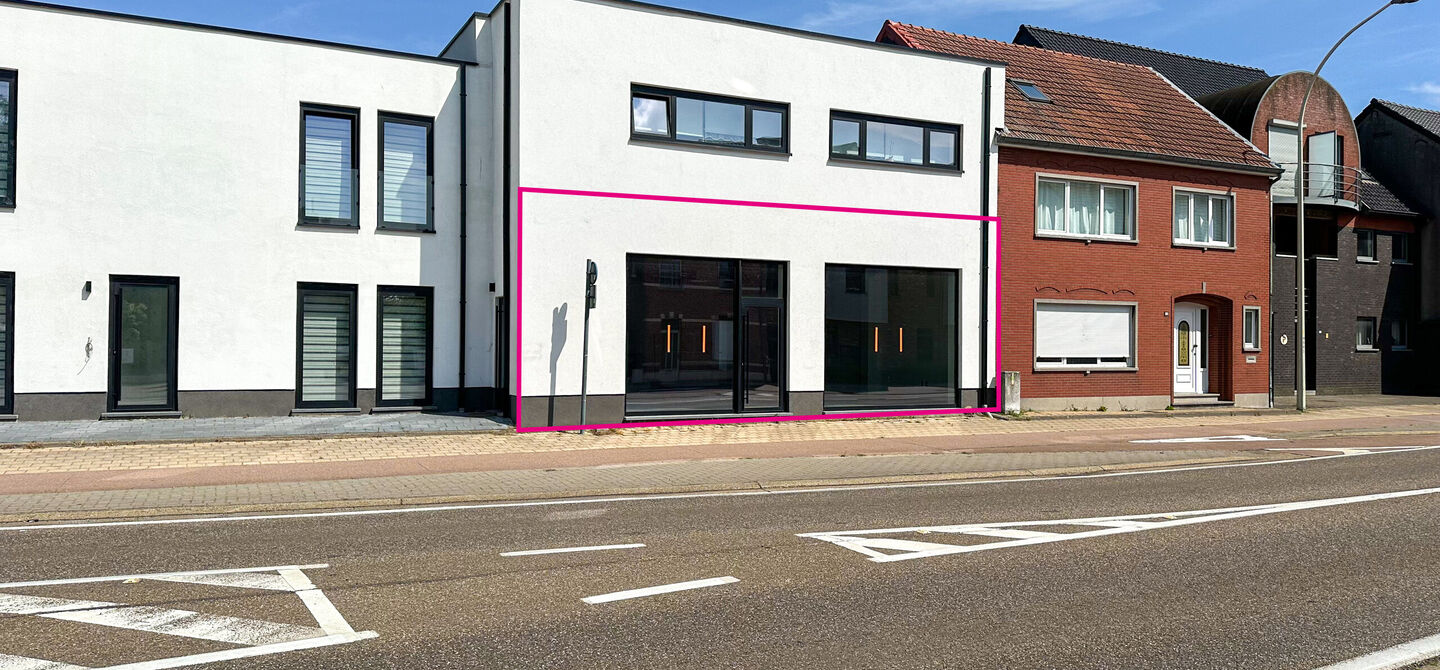 Nieuw afgewerkt handelspand van 90m² in Heppen met parkeerplaats!
Dit handelspand bestaat op dit moment uit een makkelijk in te delen rechthoek. Aan de voorzijde is het pand 9m breed, de diepte bedraagt 10m. We spreken hier dus over 90m² oppervlakte. D