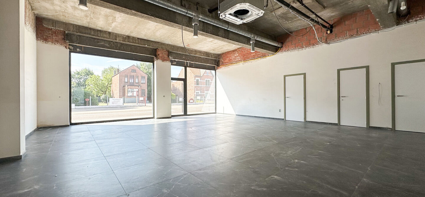 Nieuw afgewerkt handelspand van 90m² in Heppen met parkeerplaats!
Dit handelspand bestaat op dit moment uit een makkelijk in te delen rechthoek. Aan de voorzijde is het pand 9m breed, de diepte bedraagt 10m. We spreken hier dus over 90m² oppervlakte. D