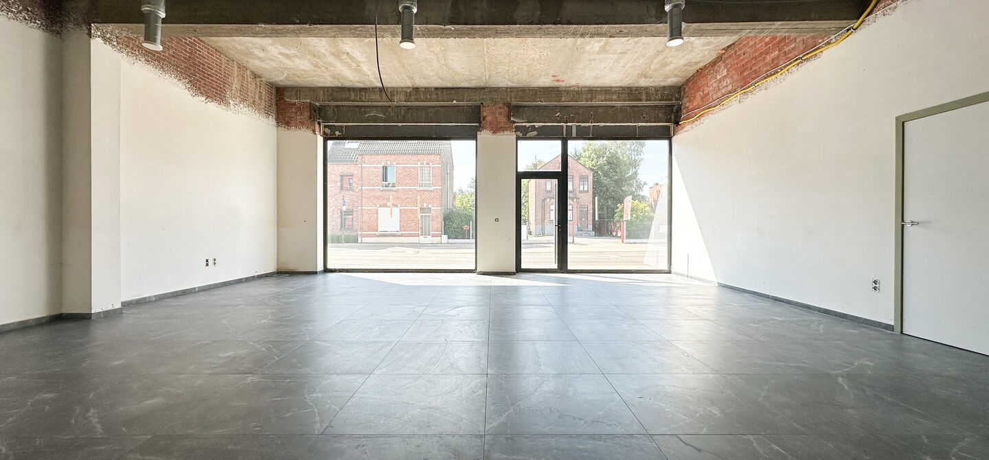 Nieuw afgewerkt handelspand van 90m² in Heppen met parkeerplaats!
Dit handelspand bestaat op dit moment uit een makkelijk in te delen rechthoek. Aan de voorzijde is het pand 9m breed, de diepte bedraagt 10m. We spreken hier dus over 90m² oppervlakte. D