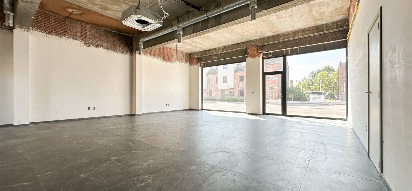 Nieuw afgewerkt handelspand van 90m² in Heppen met parkeerplaats!
Dit handelspand bestaat op dit moment uit een makkelijk in te delen rechthoek. Aan de voorzijde is het pand 9m breed, de diepte bedraagt 10m. We spreken hier dus over 90m² oppervlakte. D