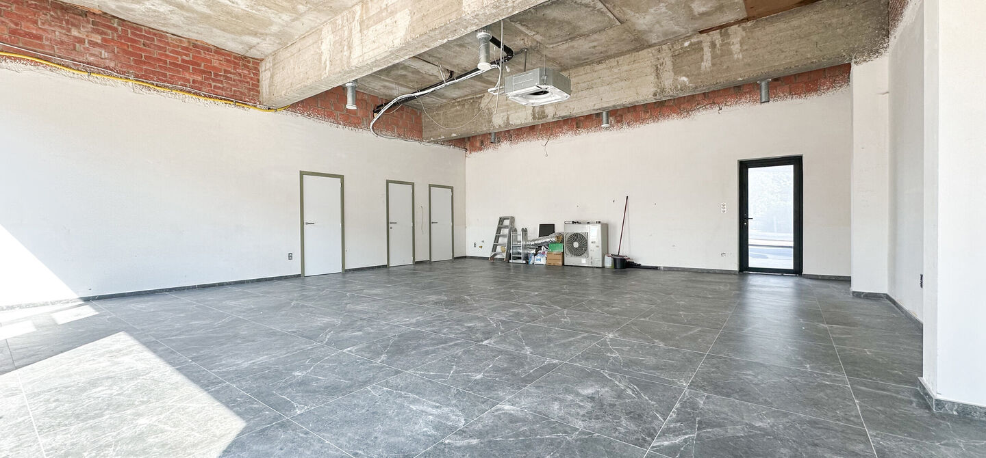 Nieuw afgewerkt handelspand van 90m² in Heppen met parkeerplaats!
Dit handelspand bestaat op dit moment uit een makkelijk in te delen rechthoek. Aan de voorzijde is het pand 9m breed, de diepte bedraagt 10m. We spreken hier dus over 90m² oppervlakte. D