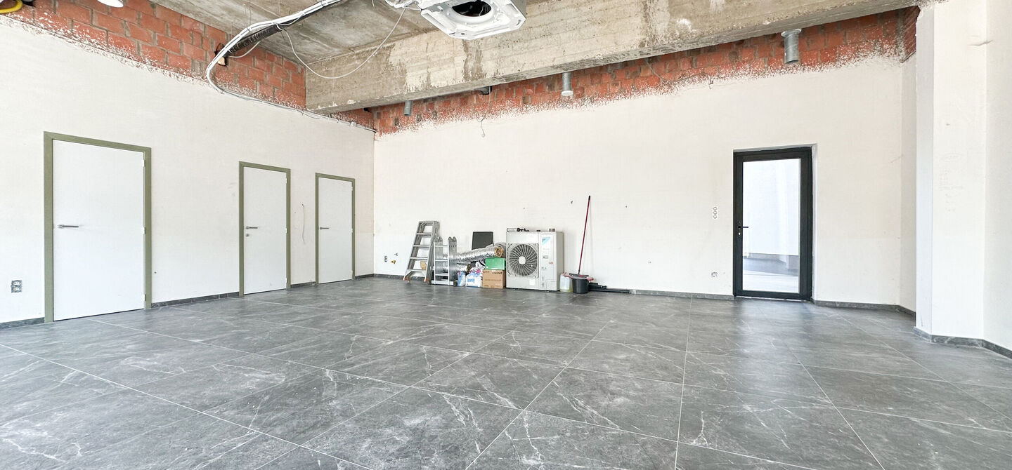 Nieuw afgewerkt handelspand van 90m² in Heppen met parkeerplaats!
Dit handelspand bestaat op dit moment uit een makkelijk in te delen rechthoek. Aan de voorzijde is het pand 9m breed, de diepte bedraagt 10m. We spreken hier dus over 90m² oppervlakte. D