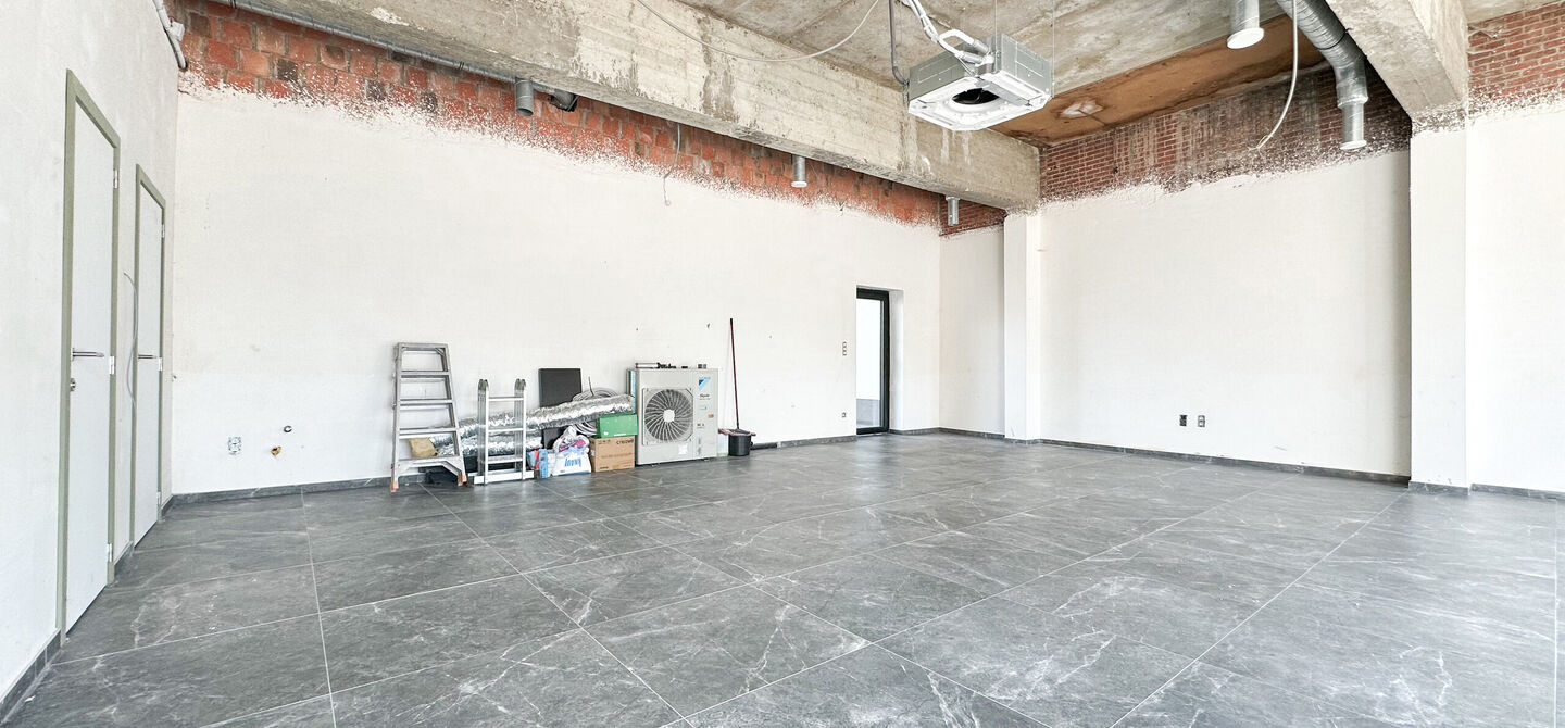 Nieuw afgewerkt handelspand van 90m² in Heppen met parkeerplaats!
Dit handelspand bestaat op dit moment uit een makkelijk in te delen rechthoek. Aan de voorzijde is het pand 9m breed, de diepte bedraagt 10m. We spreken hier dus over 90m² oppervlakte. D