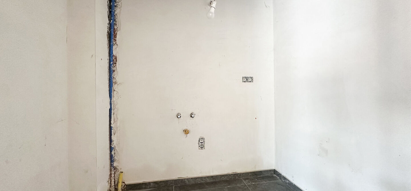 Nieuw afgewerkt handelspand van 90m² in Heppen met parkeerplaats!
Dit handelspand bestaat op dit moment uit een makkelijk in te delen rechthoek. Aan de voorzijde is het pand 9m breed, de diepte bedraagt 10m. We spreken hier dus over 90m² oppervlakte. D