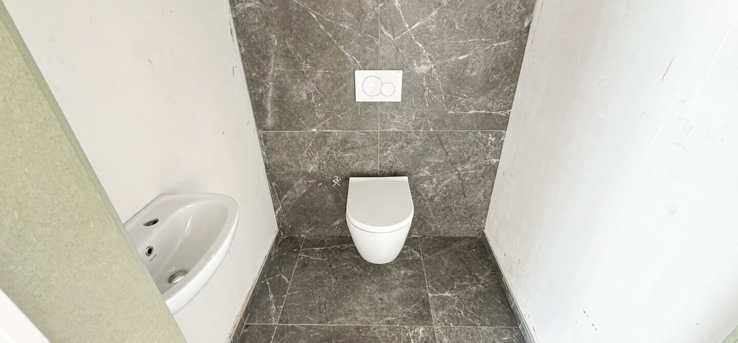 Nieuw afgewerkt handelspand van 90m² in Heppen met parkeerplaats!
Dit handelspand bestaat op dit moment uit een makkelijk in te delen rechthoek. Aan de voorzijde is het pand 9m breed, de diepte bedraagt 10m. We spreken hier dus over 90m² oppervlakte. D