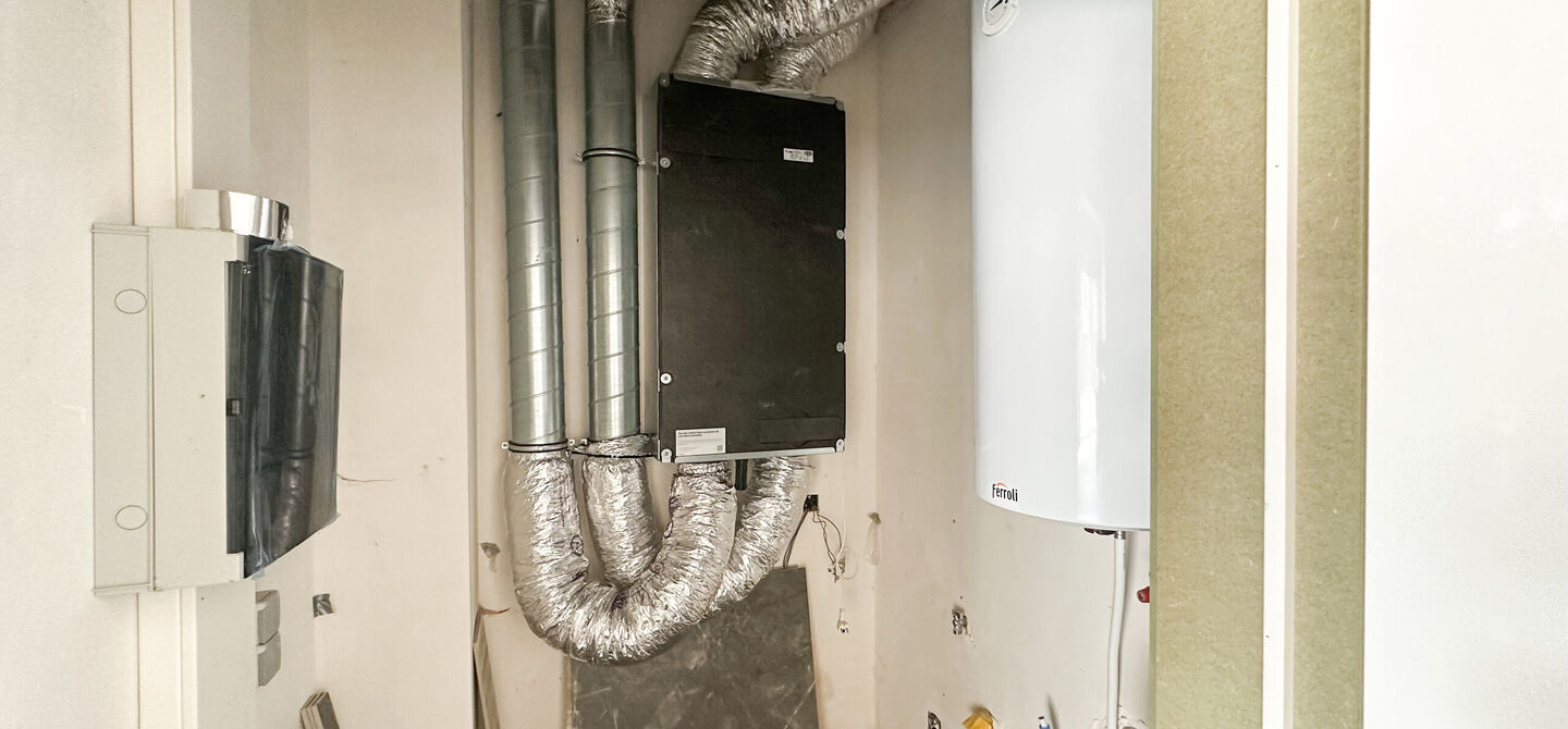 Nieuw afgewerkt handelspand van 90m² in Heppen met parkeerplaats!
Dit handelspand bestaat op dit moment uit een makkelijk in te delen rechthoek. Aan de voorzijde is het pand 9m breed, de diepte bedraagt 10m. We spreken hier dus over 90m² oppervlakte. D