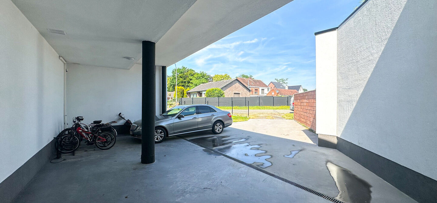 Nieuw afgewerkt handelspand van 90m² in Heppen met parkeerplaats!
Dit handelspand bestaat op dit moment uit een makkelijk in te delen rechthoek. Aan de voorzijde is het pand 9m breed, de diepte bedraagt 10m. We spreken hier dus over 90m² oppervlakte. D