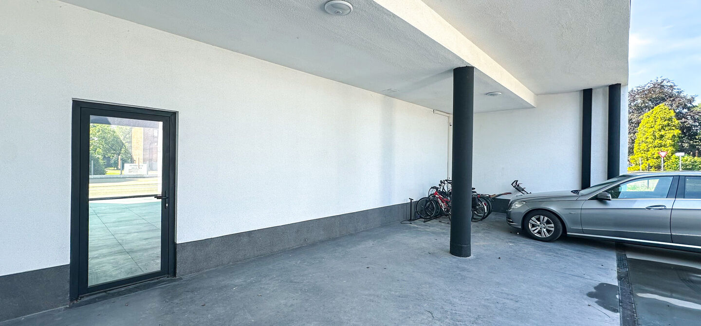 Nieuw afgewerkt handelspand van 90m² in Heppen met parkeerplaats!
Dit handelspand bestaat op dit moment uit een makkelijk in te delen rechthoek. Aan de voorzijde is het pand 9m breed, de diepte bedraagt 10m. We spreken hier dus over 90m² oppervlakte. D