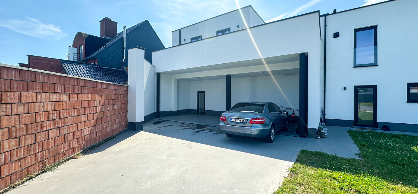 Nieuw afgewerkt handelspand van 90m² in Heppen met parkeerplaats!
Dit handelspand bestaat op dit moment uit een makkelijk in te delen rechthoek. Aan de voorzijde is het pand 9m breed, de diepte bedraagt 10m. We spreken hier dus over 90m² oppervlakte. D