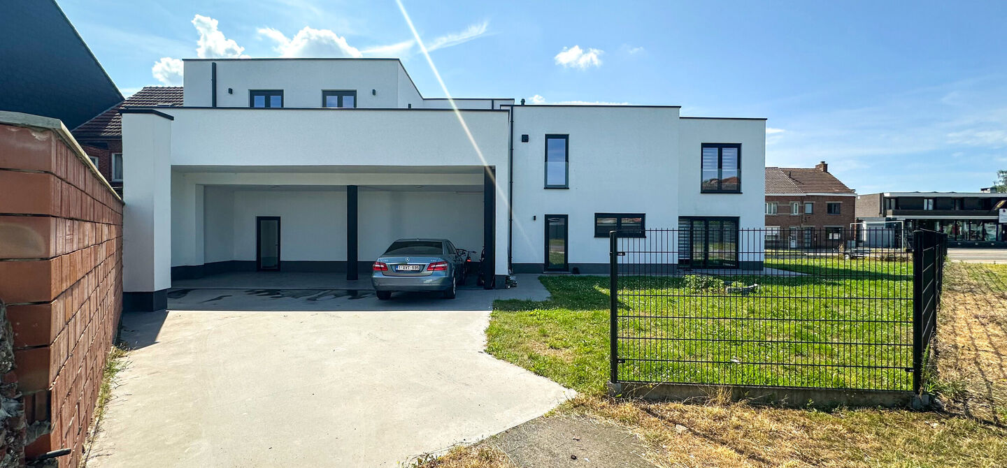 Nieuw afgewerkt handelspand van 90m² in Heppen met parkeerplaats!
Dit handelspand bestaat op dit moment uit een makkelijk in te delen rechthoek. Aan de voorzijde is het pand 9m breed, de diepte bedraagt 10m. We spreken hier dus over 90m² oppervlakte. D