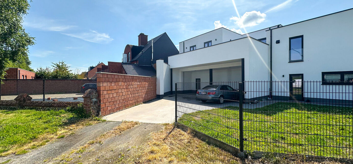 Nieuw afgewerkt handelspand van 90m² in Heppen met parkeerplaats!
Dit handelspand bestaat op dit moment uit een makkelijk in te delen rechthoek. Aan de voorzijde is het pand 9m breed, de diepte bedraagt 10m. We spreken hier dus over 90m² oppervlakte. D