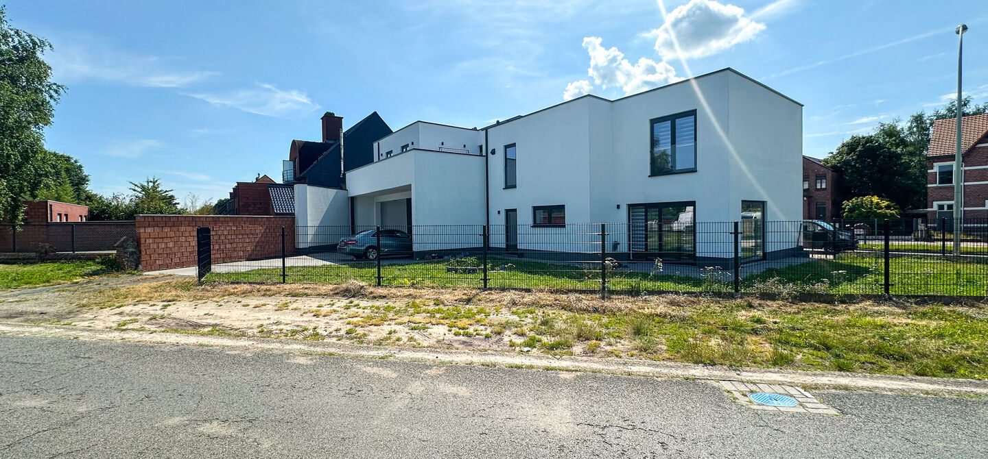 Nieuw afgewerkt handelspand van 90m² in Heppen met parkeerplaats!
Dit handelspand bestaat op dit moment uit een makkelijk in te delen rechthoek. Aan de voorzijde is het pand 9m breed, de diepte bedraagt 10m. We spreken hier dus over 90m² oppervlakte. D