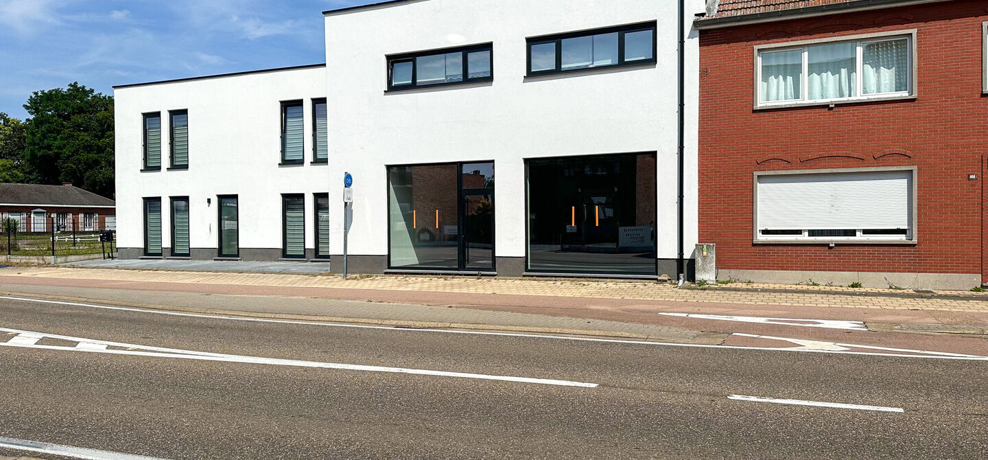 Nieuw afgewerkt handelspand van 90m² in Heppen met parkeerplaats!
Dit handelspand bestaat op dit moment uit een makkelijk in te delen rechthoek. Aan de voorzijde is het pand 9m breed, de diepte bedraagt 10m. We spreken hier dus over 90m² oppervlakte. D