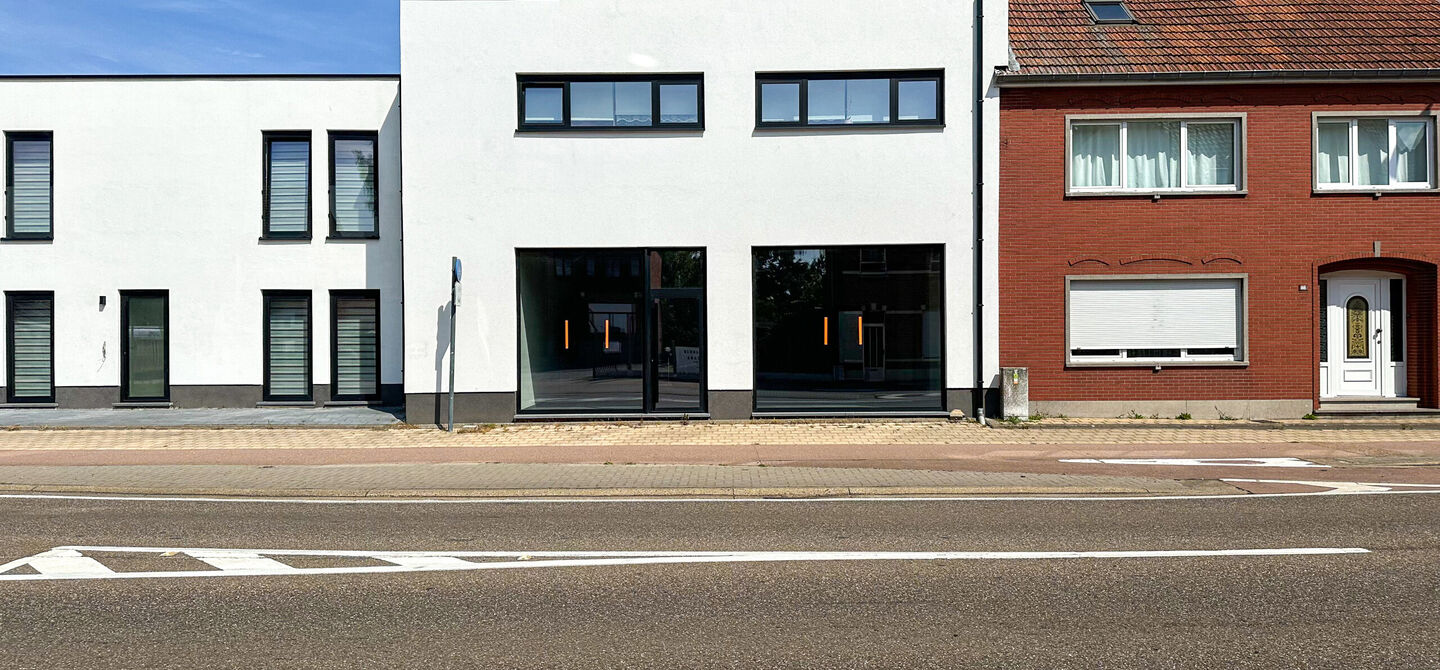Nieuw afgewerkt handelspand van 90m² in Heppen met parkeerplaats!
Dit handelspand bestaat op dit moment uit een makkelijk in te delen rechthoek. Aan de voorzijde is het pand 9m breed, de diepte bedraagt 10m. We spreken hier dus over 90m² oppervlakte. D